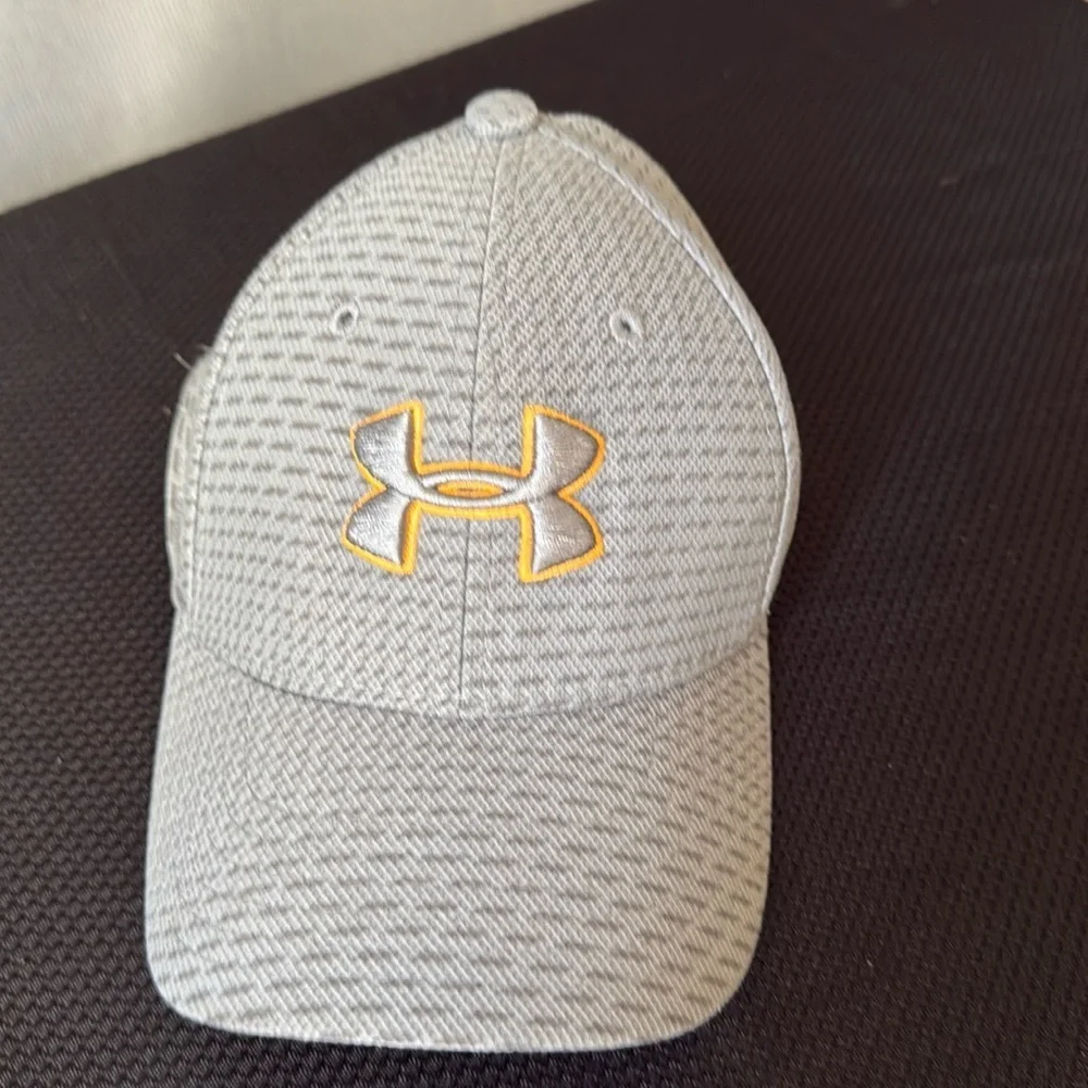 ￼ boys under Armour hat size extra small